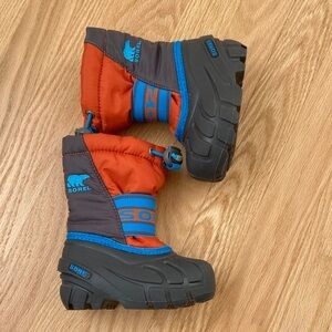 NWOT Sorel Flurry orange, grey, and blue baby snow boots size 5
